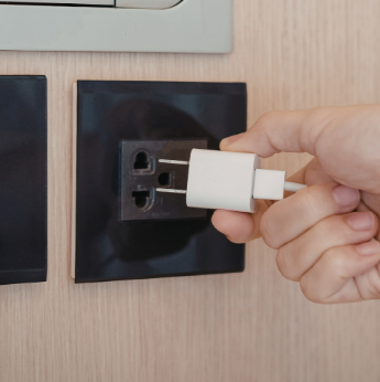 Deixar carregador na tomada pode aumentar a conta de luz, alerta concessionária