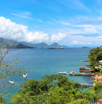 Deslizamento de terra deixa um morto e três feridos em condomínio de luxo em Angra dos Reis