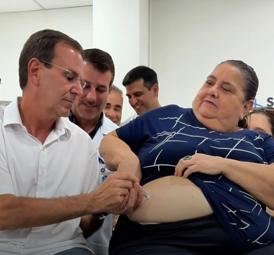 Eduardo Paes aplica primeira dose de Ozempic na rede pública do Rio