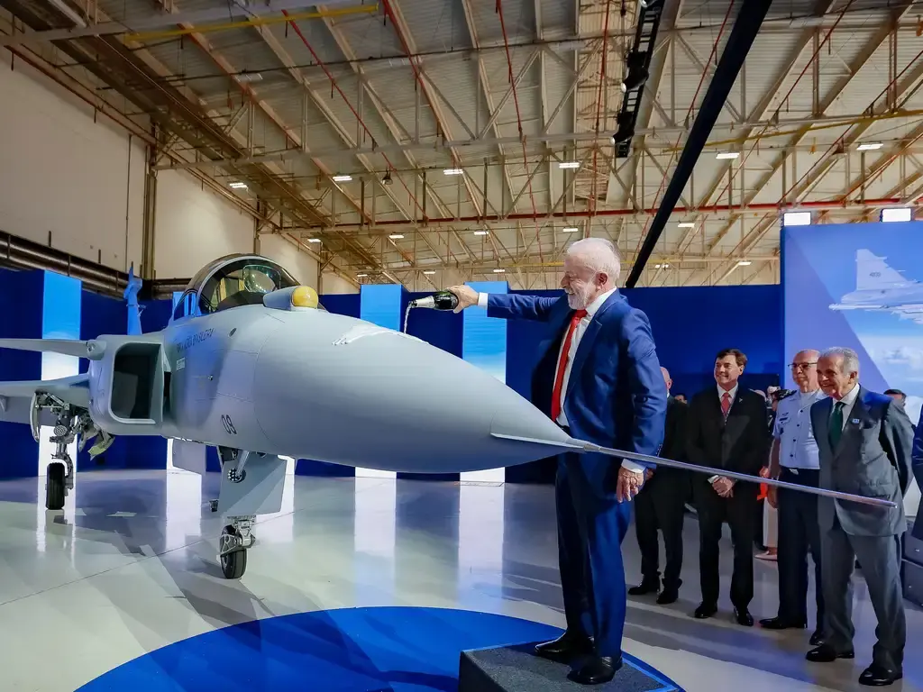 Embraer apresenta o F-39E Gripen, primeiro caça produzido no Brasil