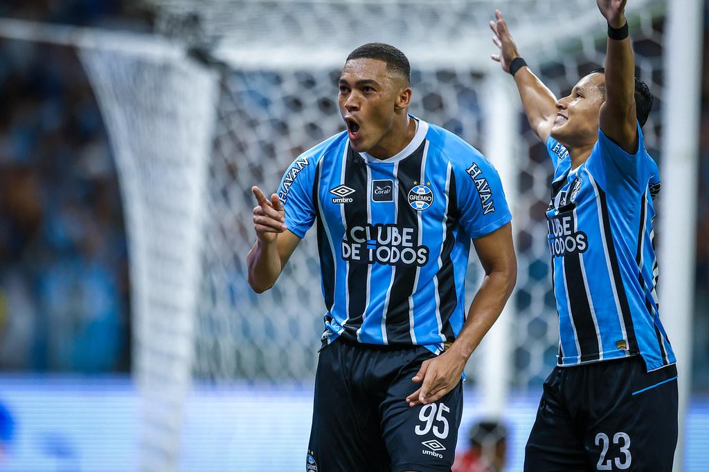 Grêmio vence o Gre-Nal 450 por 3 a 0 e leva vantagem para o jogo decisivo do Gauchão