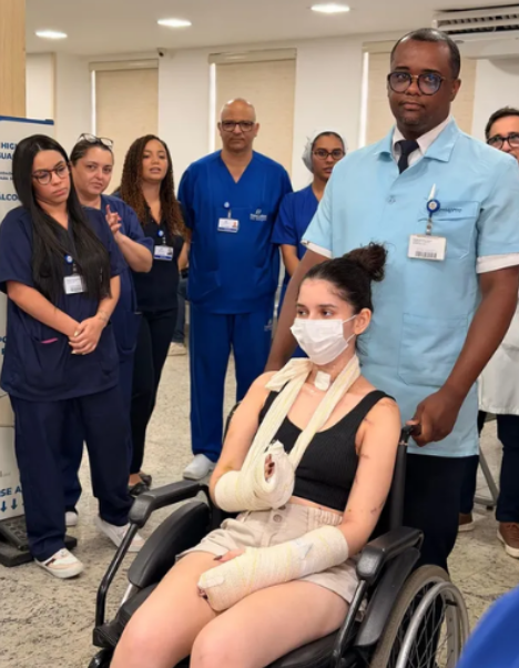 Jovem esfaqueada 15 vezes após recusar namoro recebe alta e é aplaudida por equipe médica