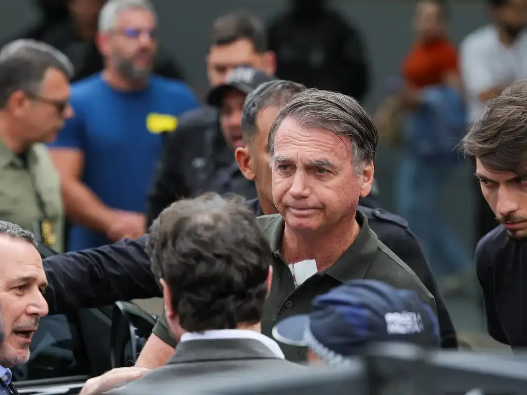 Ministro Alexandre de Moraes autoriza prisão domiciliar por 90 dias a Bolsonaro após internação