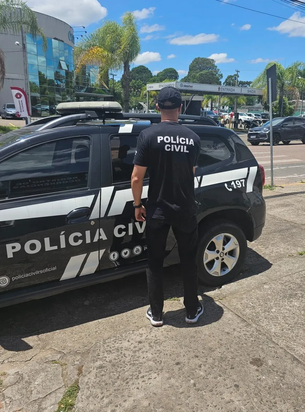 Mulher é presa após enviar ao pai vídeos de agressões contra filhos de 1 e 3 anos em Porto Alegre