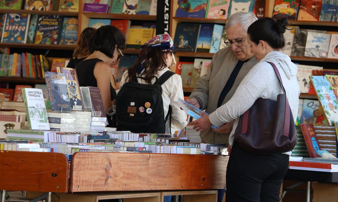Número de consumidores de livros aumenta e chega a 18% da população brasileira