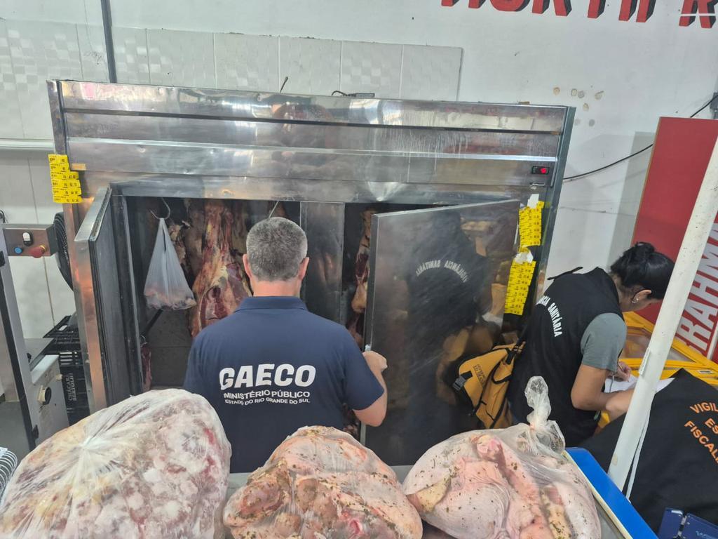 Operação apreende 2,5 toneladas de alimentos irregulares e resulta em prisões em Lavras do Sul