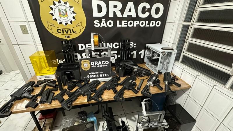 Polícia Civil prende quatro pessoas e apreende seis submetralhadoras em operação no Vale dos Sinos