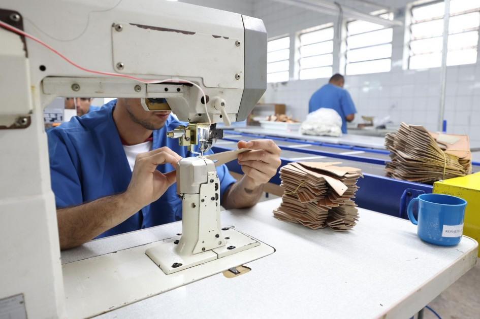 Presídio Estadual de Sarandi recebe fábrica de calçados com capacidade para até 50 apenados