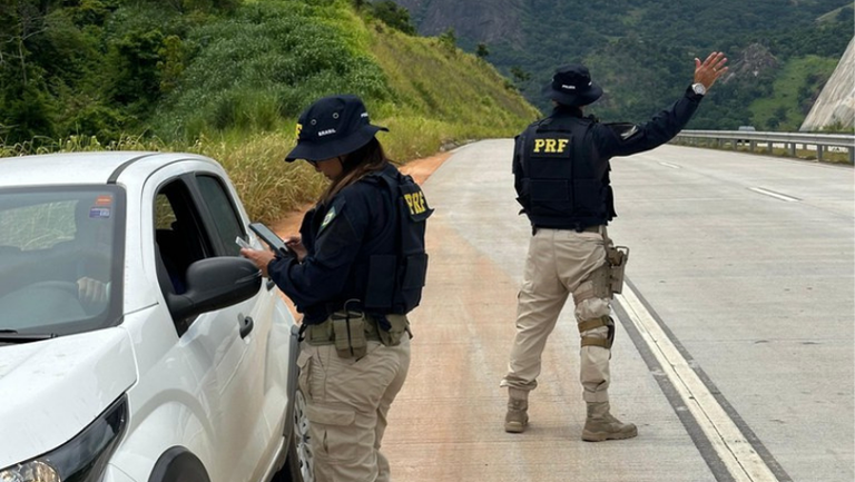 PRF cumpre 302 mandados de prisão por crimes relacionados à violência contra mulheres em operação nacional