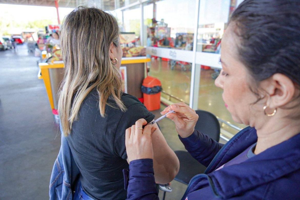 Vacinação contra a gripe inicia com Dia D no Mercado Stok Center em Guaíba