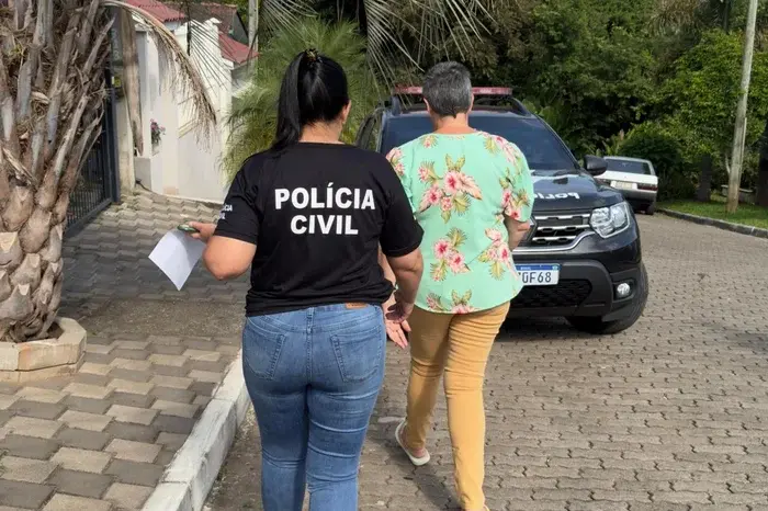 Vídeo leva à prisão de mulher de 62 anos por suspeita de tortura contra bebê no Vale do Caí
