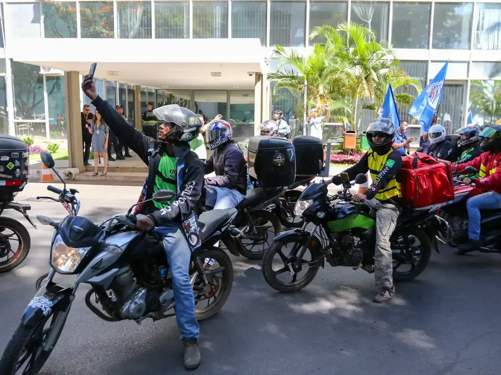 Adicional de 30% para motociclistas CLT começa a valer em todo o país