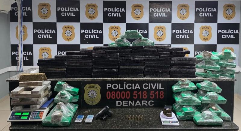 Apreensão de 97 tijolos de maconha e arma de fogo ocorre em investigação sobre tráfico em Viamão