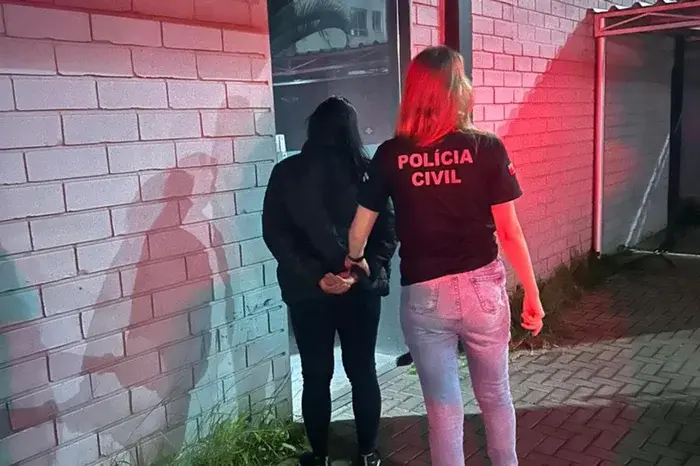 Babá de 51 anos é presa suspeita de agredir e dopar bebês em Gravataí