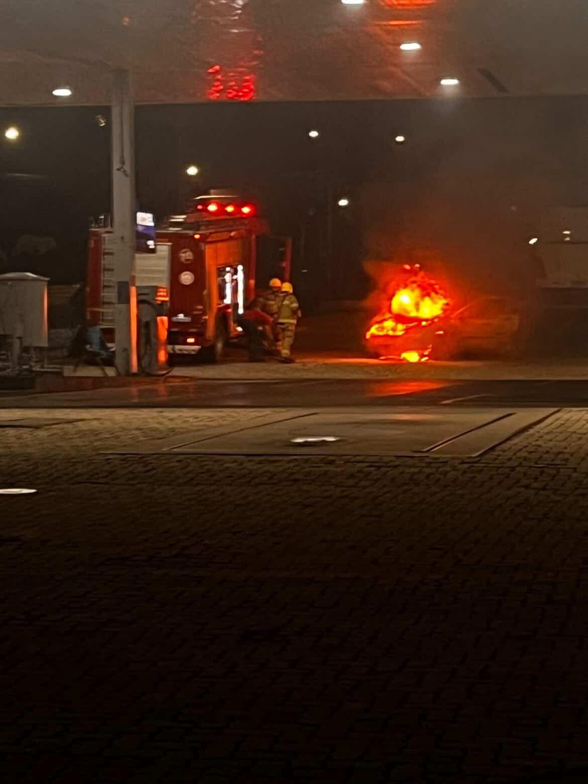 Carro pega fogo em posto de combustíveis na Avenida Castelo Branco em Guaíba