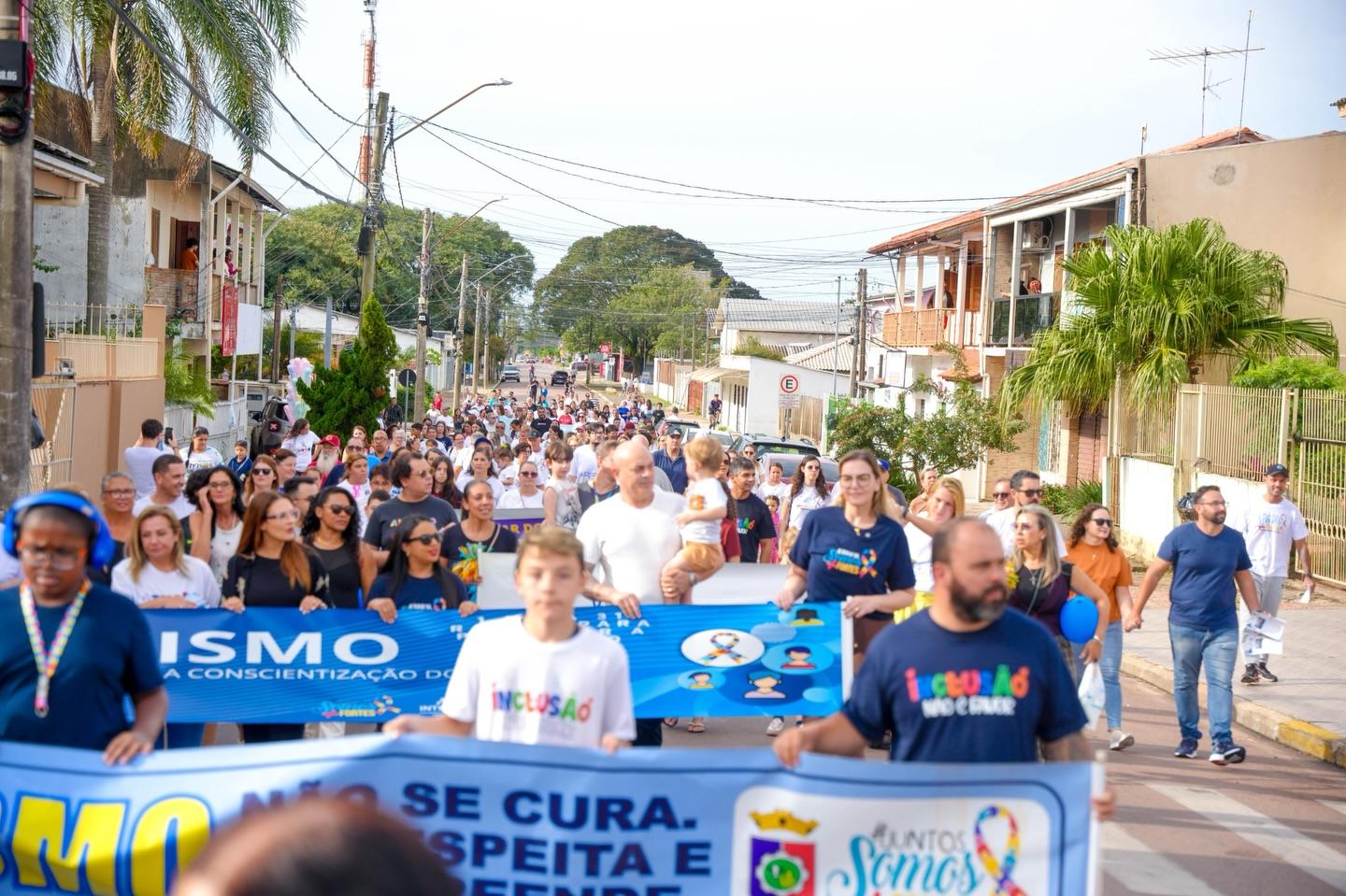 Eldorado do Sul realiza 5ª Caminhada pela Conscientização do Autismo e reúne participantes no centro da cidade