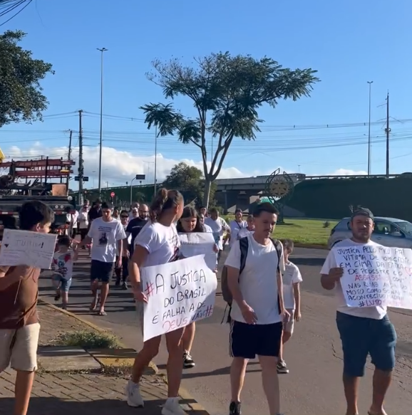 Familiares realizam manifestação em Guaíba e cobram responsabilização por atropelamento ocorrido há um mês