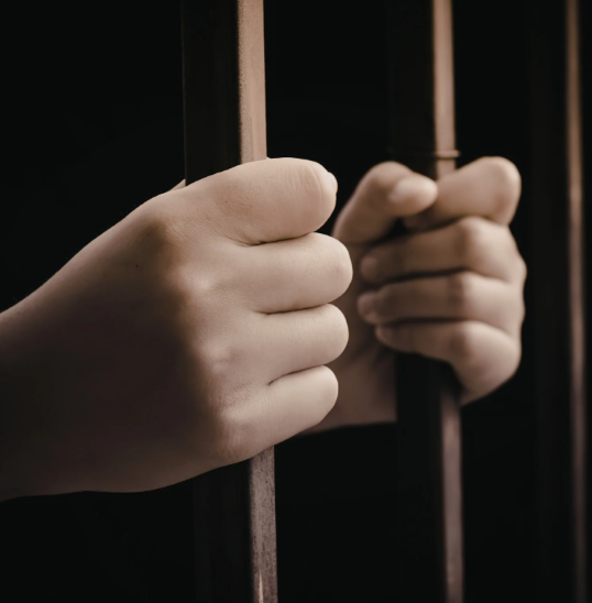 Homem que ameaçou funcionária em loja era procurado pela Interpol por tentativa de homicídio