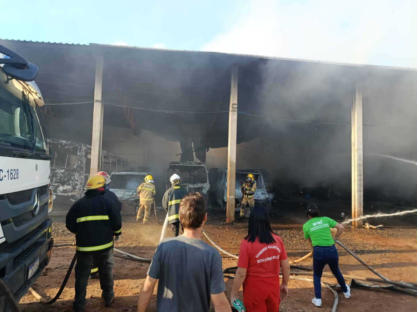 Incêndio atinge garagem de empresa de transportes e destrói oito veículos em Butiá
