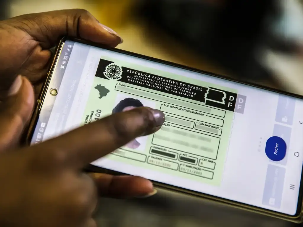 Motoristas podem pagar multas com até 40% de desconto com uso da CNH digital