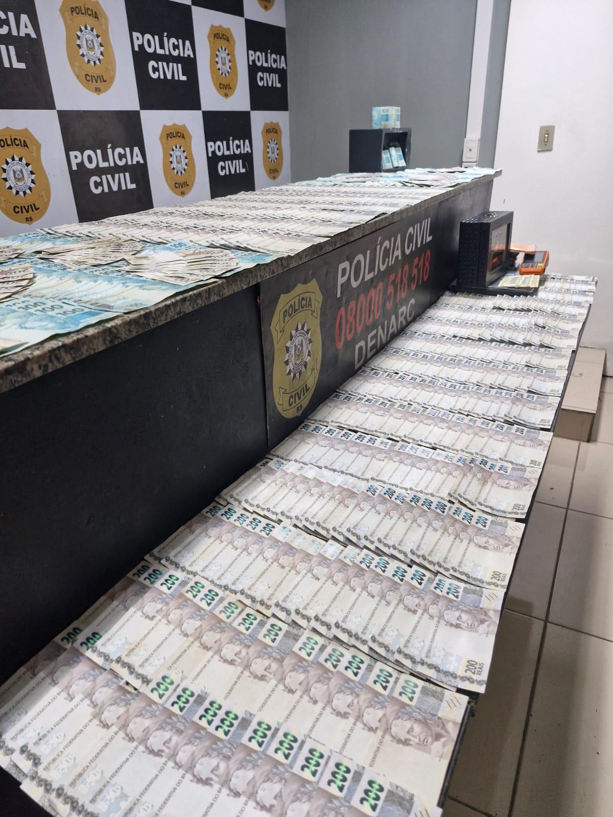 Mulher é presa após arremessar dinheiro no telhado para ocultar R$ 120 mil da polícia em Novo Hamburgo