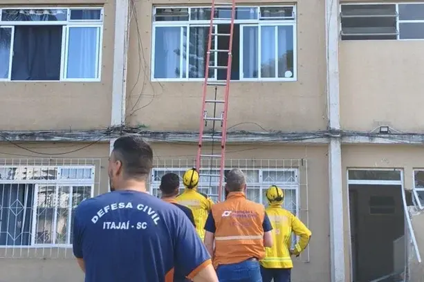 Prédio com 16 apartamentos afunda até 40 cm e moradores são retirados em Santa Catarina