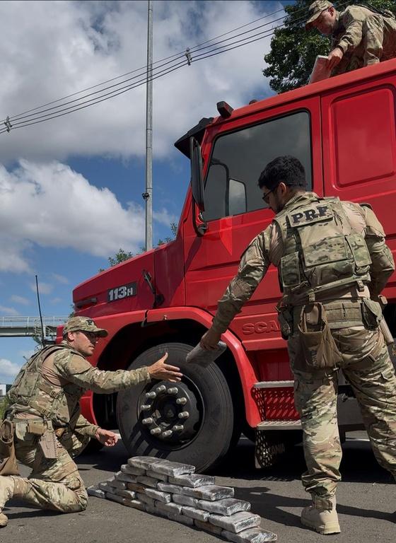 PRF apreende 46 quilos de cocaína escondidos em caminhão que seguia em direção a Porto Alegre