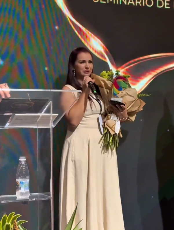 Professora de Guaíba é premiada em seminário com projeto de matemática aplicado no 4º ano