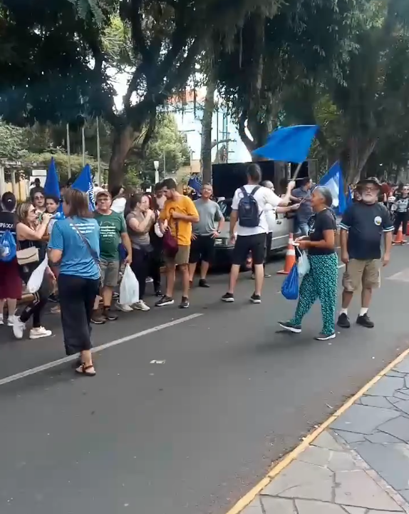 Professores da rede municipal de Canoas mantêm paralisação e anunciam greve 