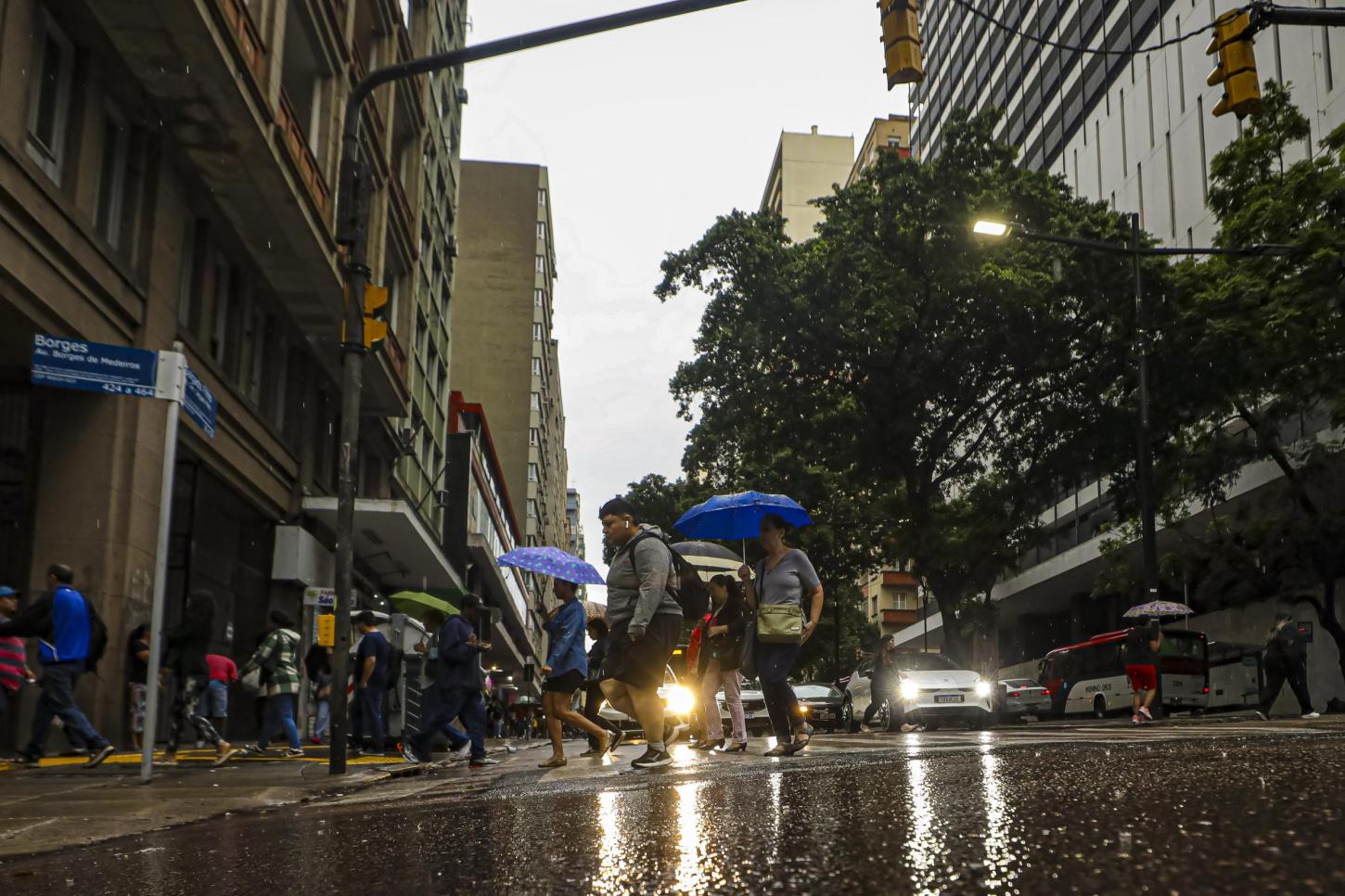 Quinta começa com chuva e termina com tempo mais aberto na Região Metropolitana