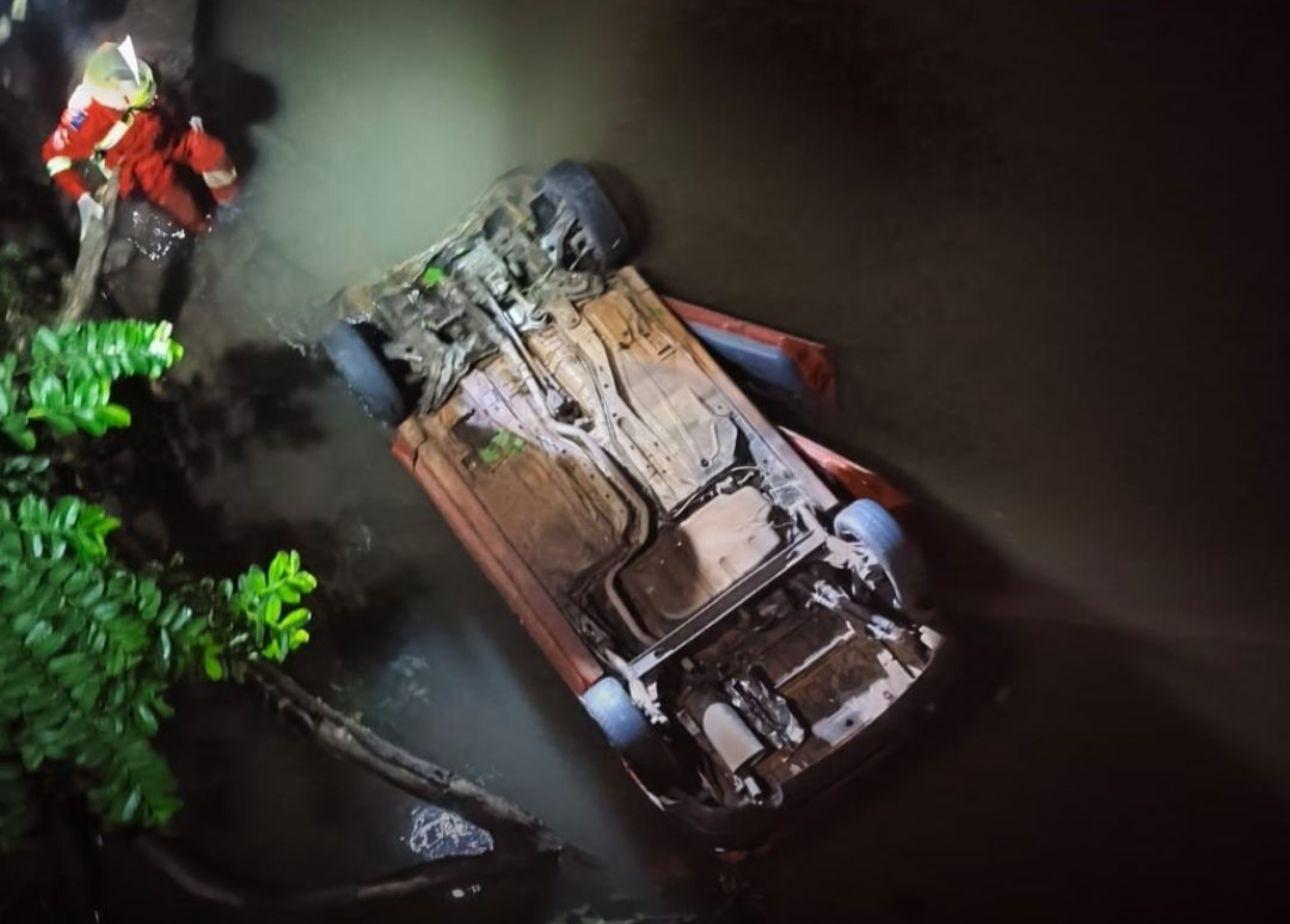 RS: Duas pessoas m0rr3m após carro capotar e cair em arroio na RS-239