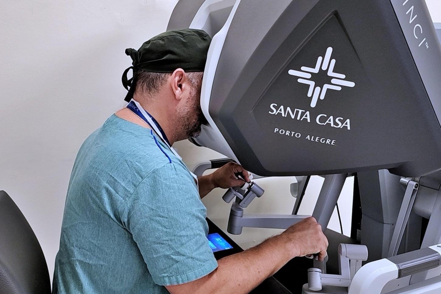 Santa Casa alcança 50 cirurgias robóticas pediátricas e amplia uso de tecnologia em Porto Alegre