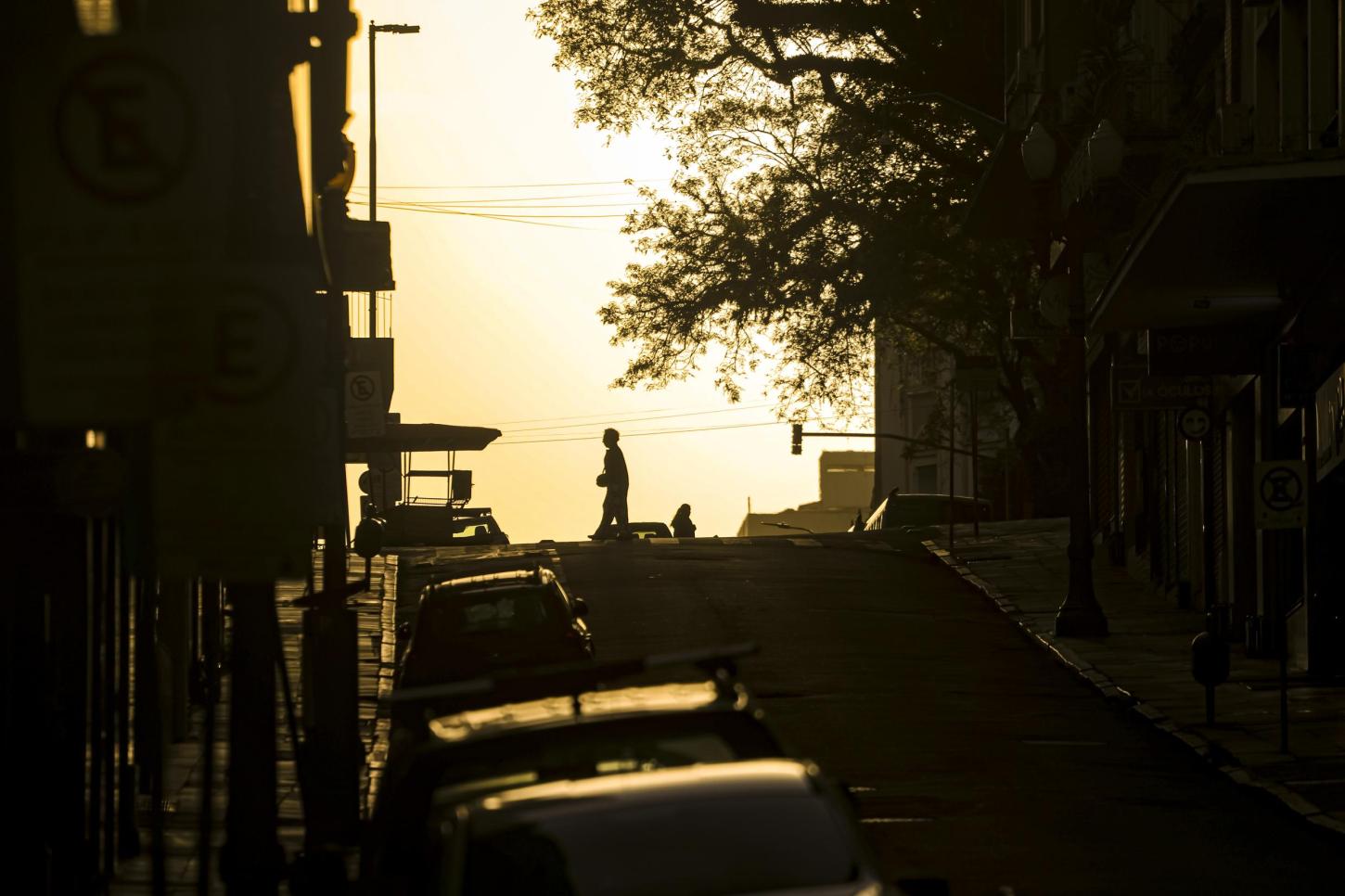 Sol no sábado dará lugar à chuva no domingo e volumes podem atingir 60 mm no RS