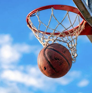 Adolescente de 14 anos morre após cesta de basquete cair sobre ele em praça