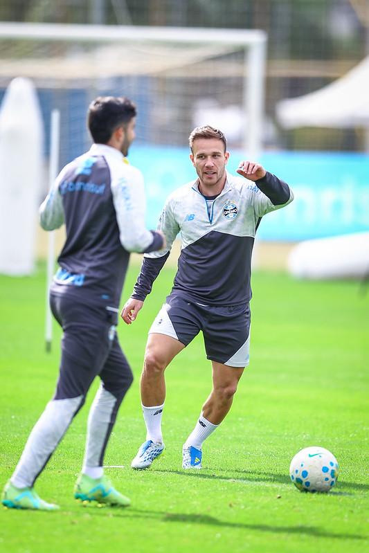 Arthur aguarda definição entre Grêmio e Juventus para seguir no clube após junho