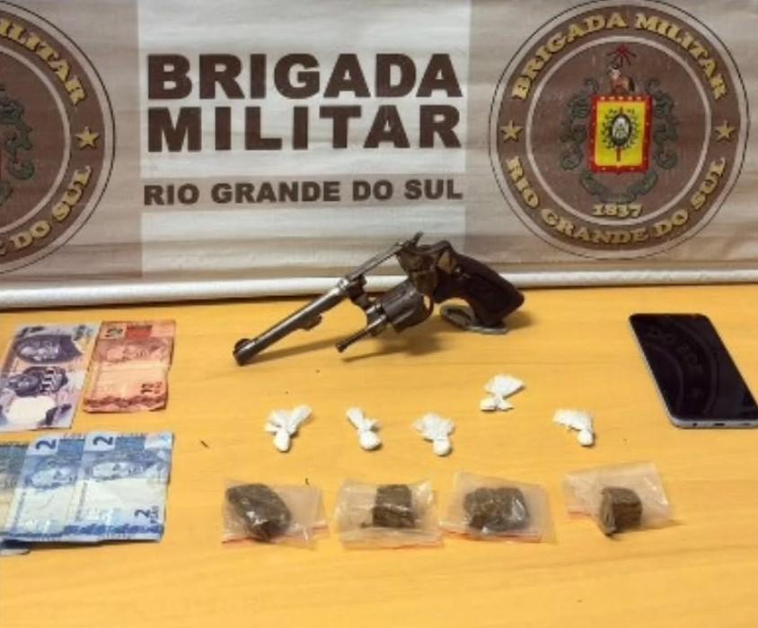 Brigada Militar prende homem por porte ilegal de arma e apreende drogas no bairro Pedras Brancas em Guaíba
