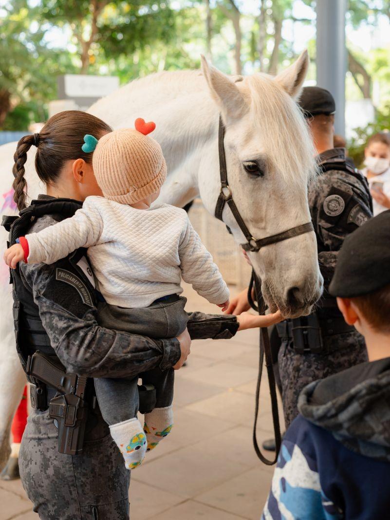 Brigada Militar realiza visita com cavalo da Cavalaria a setores infantis da Santa Casa de Porto Alegre