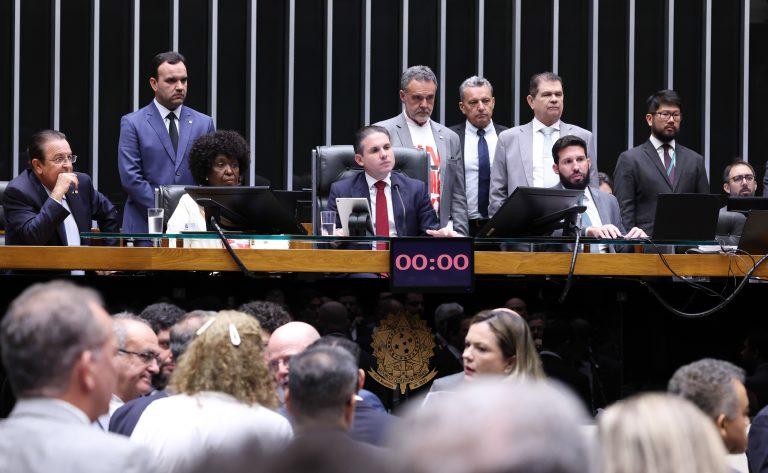 Câmara aprova em primeiro turno PEC que reduz jornada semanal e prevê fim da escala 6x1