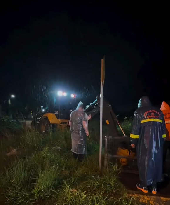 Chuva intensa causa bloqueios em vias de Guaíba e mobiliza equipes na noite de sexta-feira