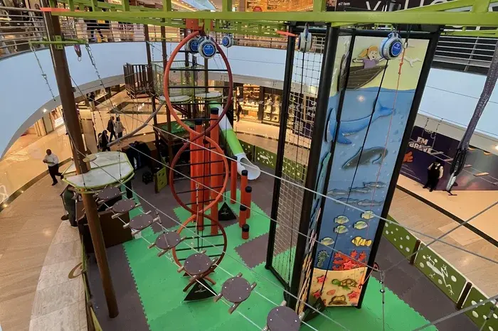 Criança de 8 anos recebe alta após queda em atração de escalada no Barra Shopping Sul