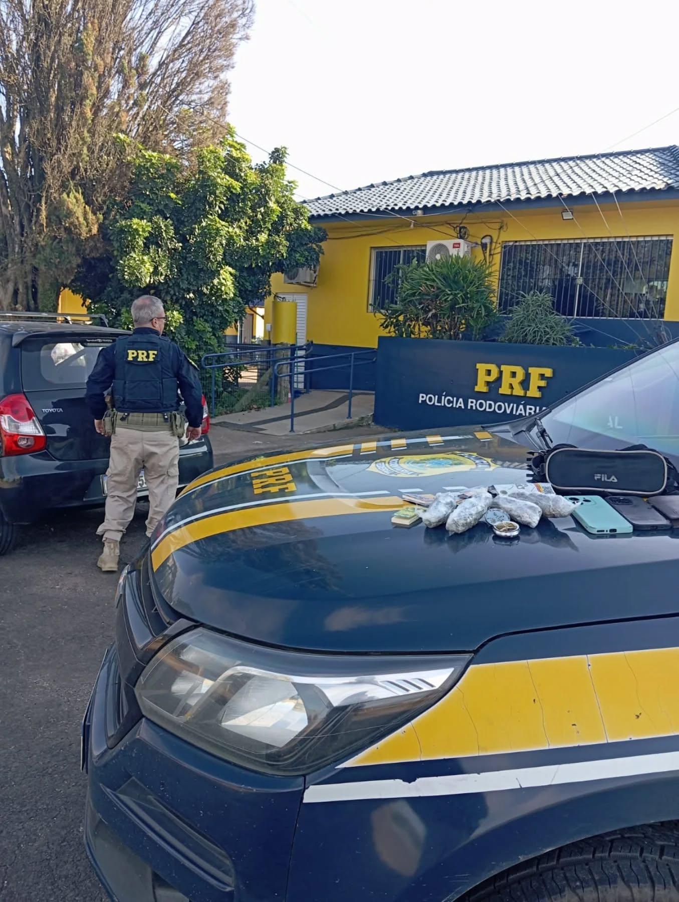 Dupla é presa pela PRF com drogas após ultrapassagem irregular na BR-290 em Eldorado do Sul