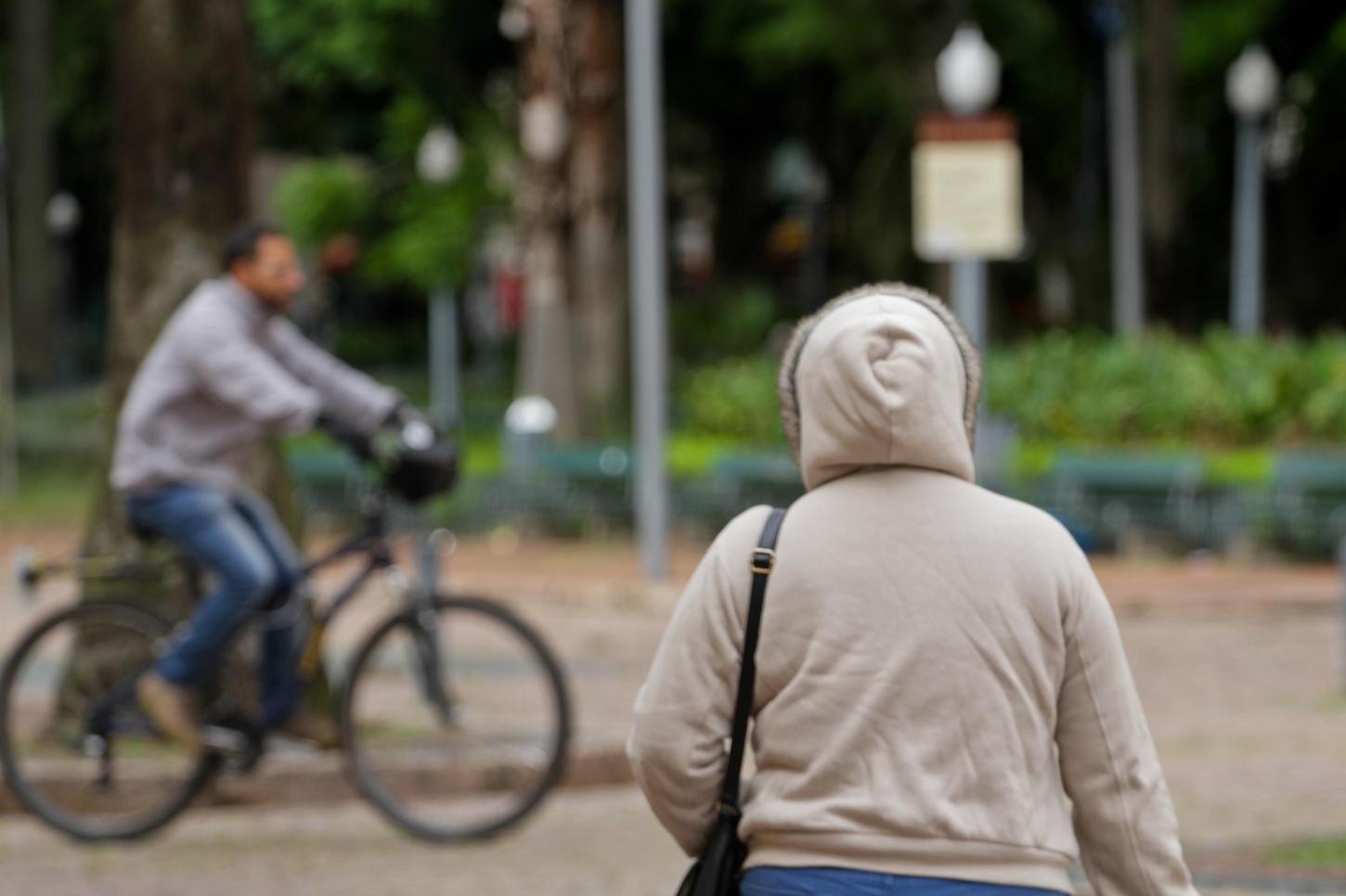 Frio segue à tarde na Região Metropolitana, mesmo com presença de sol
