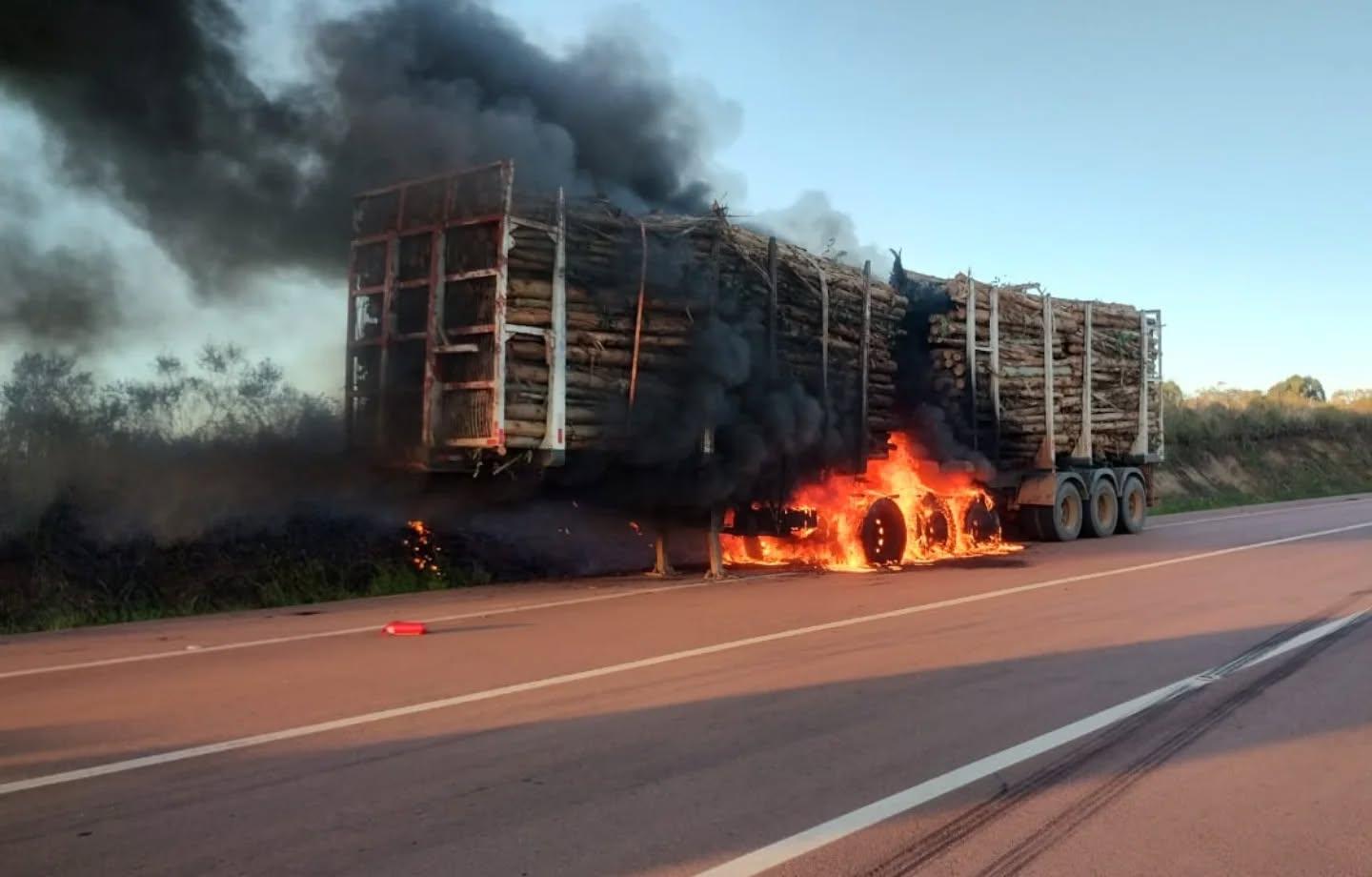 Incêndio atinge semirreboques de caminhão de transporte de madeira na BR 290