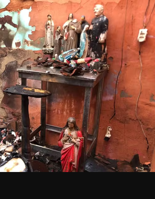 Incêndio de grandes proporções destrói residência e altar religioso permanece após ocorrência