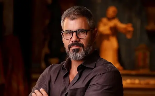 Juliano Cazarré gera repercussão ao afirmar durante debate na TV que “mais mulheres mataram homens”