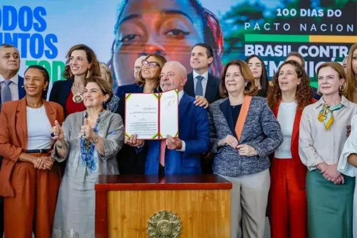 Lula sanciona leis de combate à violência contra a mulher e cria cadastro nacional de agressores