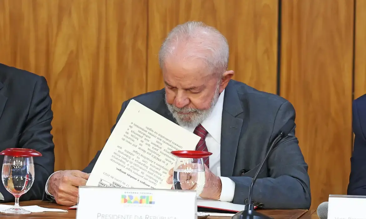 Lula veta projeto de lei que reconhece estágio como experiência profissional