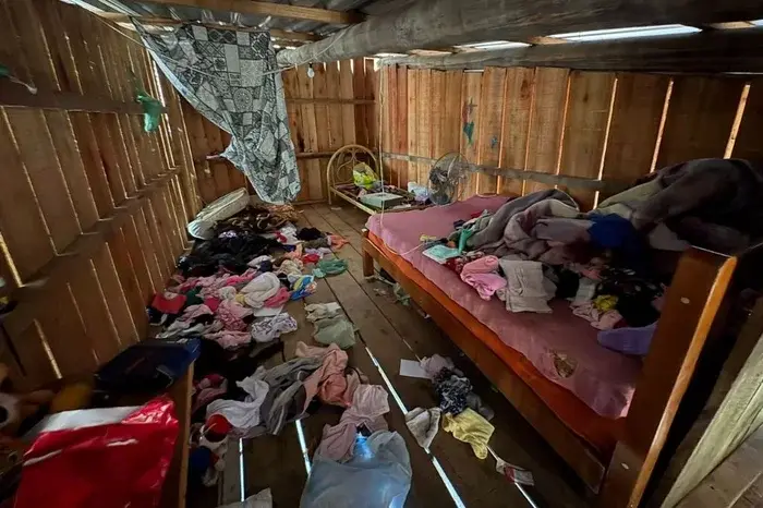 Mulher é presa por suspeita de exploração sexual das próprias filhas de 8 e um ano de idade