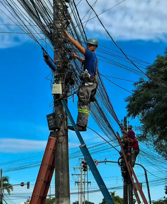 Mutirão remove cabos em desuso e inicia reorganização da fiação urbana em Guaíba