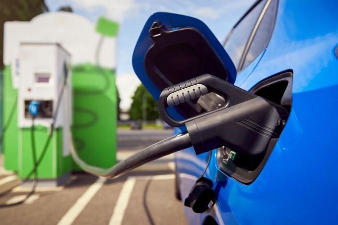 Porto Alegre inicia operação experimental de pontos de recarga para veículos elétricos em via pública